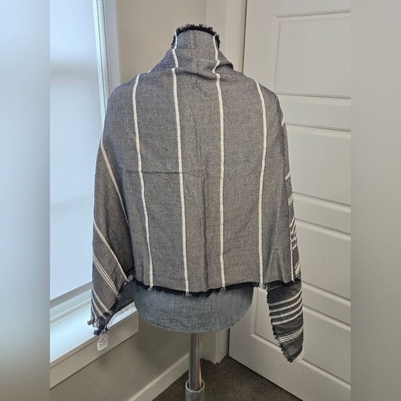 BANANA REPUBLIC NADIA STRIPE SCARF WRAP SHAWL OVERSIZE NAVY BLUE WHITE WOMEN OS - Picture 5 of 10